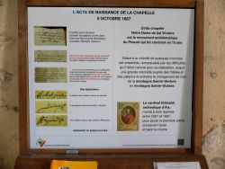 Le panneau commémorant l'acte de naissance de la chapelle