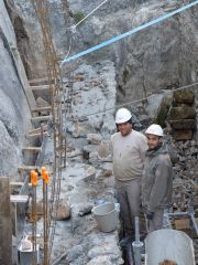 Hafedh et Arthur. À gauche du mur, les poteaux en ferraillage