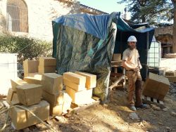 Nicolas a presque achevé de tailler les 36 pierres pour l'encadrement des deux fenêtres du cloître.