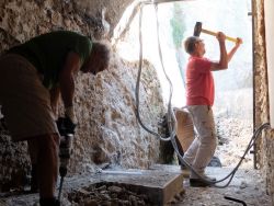 Sauveur attaque le béton au marteau piqueur