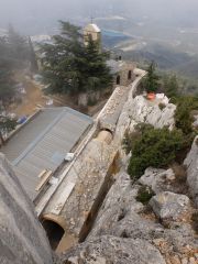 vue plongeante sur la totalité du cloître en cours de construction