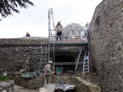 Flavien remonte les seaux de mortier, Hafedh les décroche