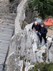 Patrice montre le chantier à sa petite fille Marie