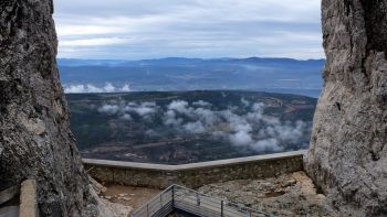 Vue depuis le toit du refuge : nuages dans la vallée de l'Arc