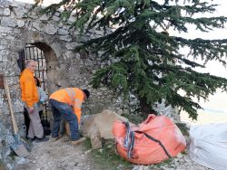 Sauveur et Yves apportent les grosses pierres, Jean-Jacques vide le premier big bag 