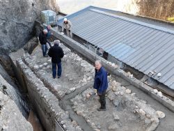 Visite de chantier : on voit bien l'appareillage des pierres de part et d'autre de chaque tirant