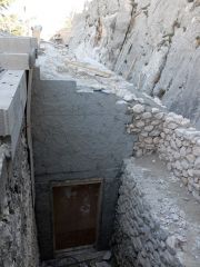 Vue vers le nord sur le mur et la porte reliant la future remise au cloître