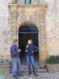 Valentine visite le Prieuré avec Guy puis Yves lui en raconte l'histoire