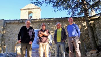 Marc D., Daniel T., Marc L., et Philippe devant la chapelle