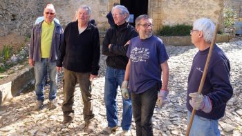 Marc L., Marc D., Francis, Laurent et Roger derrière le porche