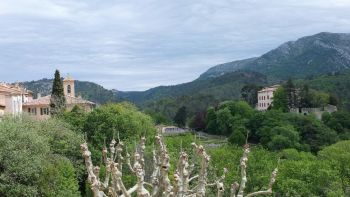 À l'orient, le village et son église, le château de Picasso 