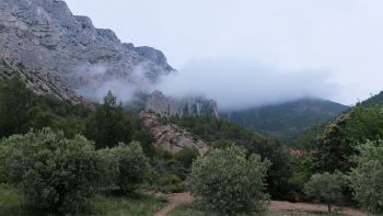 La brume persistera une bonne partie de la journée sous les falaises