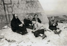 Après la messe au pied de la croix, Le père Magdeleine, Alberte et trois dames de Vauvenargues, phot C.Piot