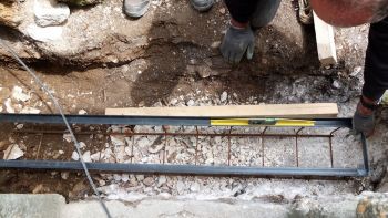 Essai de mise en place du ferraillage et du cadre dans le caniveau.