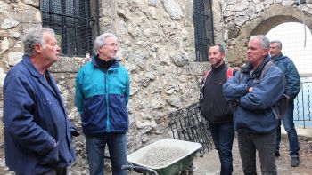 Marc, Francis, Maxime, Jacques et Abe devant l'entrée du cloître