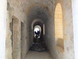 Vue (vers le nord) de l'ensemble du cloître, une bâche recouvre partiellement les dalles