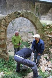 Marc L., Maurice et Jean. Maurice ramasse des déchets.