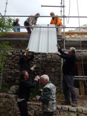 Jean-Jacques et Marc D. leur passent une plaque