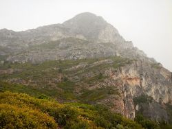 Vue depuis le Pas des dinosaures, la montagne est noire !