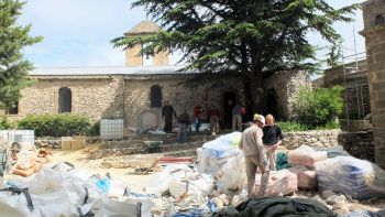 Arthur et Joan devant les sacs de ciment