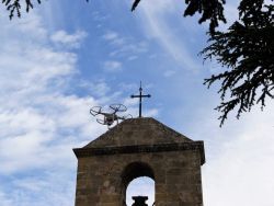 Le drone passe à côté du clocher... 