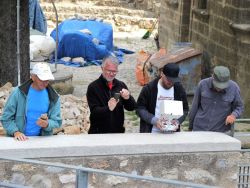 Roland, Philippe, le pilote et Marc L. au-dessus de l'aven