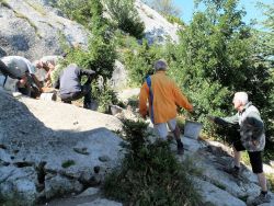 Sauveur passe le seau à Alain H. 