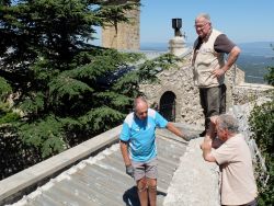 Daniel, Alain G. et Marc D. discutent sur la façon d'insérer le tuyau 