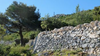 Vue vers le nord-est, sur la Croix et le Prieuré