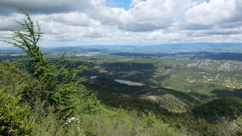 Depuis le GR9, on constate que le niveau de la retenue du barrage de Bimont a enfin baissé.