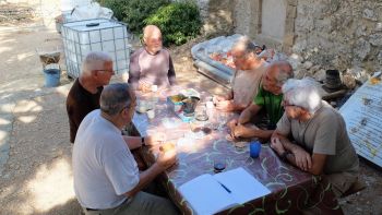 Daniel, Marc L., Alain T., Marc D., Sauveur et Roger autour du café