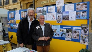 Francis félicite Alain pour la réalisation des panneaux bleus 