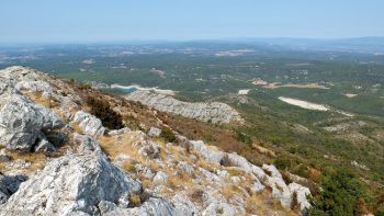 Vue sur la retenue d'eau du barrage de Bimont (en cours de vidange) en contrebas 