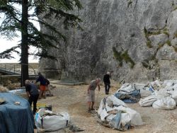 Alain cherche aussi des Pierres, Jean-Paul remplit un big bag.