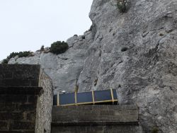 Un grand coffre en bois (zinguerie, quincaillerie) est déposé sur le local Elzéar