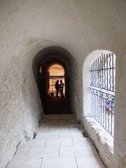 Au fond du cloître, les travaux d'électricité ont commencé