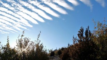 Au-dessus de la Croix, les nuages sont en bandes...