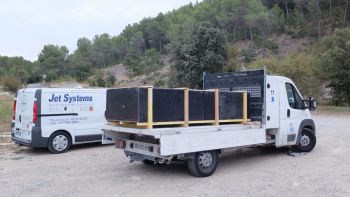 Le camion de RGE ( zinguerie et quincaillerie pour toitures et étanchéités) et la fourgonnette de Jet Systems