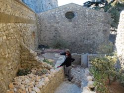 Marc D. montre à Marie-Danièle le terre-plein à supprimer