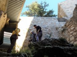 Isabelle, Alain H. et Jean-Jacques arriment solidement les cordes d'assurage