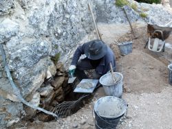 ...qui rejointoie les pierres du soubassement