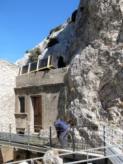 Vidange du réservoir d'eau situé sur le toit du local Elzéar par Francis, Laurent et Marc D.