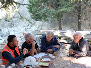 Maxime, Jacques, Marc D et Marc L. étudient le planning