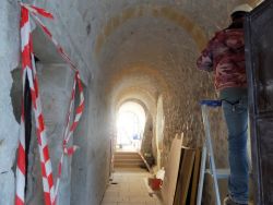 Vue vers le nord, sur le cloître encore encombré 