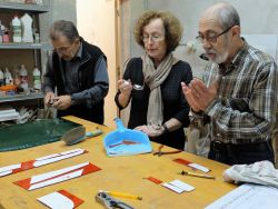 Dans l'atelier du bas, Bernard S. Claude-Hélène et Bernard B. découpent le verre