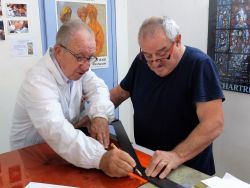 Philippe utilise le coupe verre, Francis maintient la règle