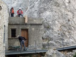 Helmi prépare le mortier et le monte à l'aide du palan