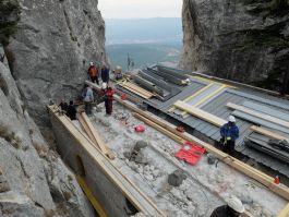 Les matériaux  (bois et zingueries) sont en attente sur le toit du refuge