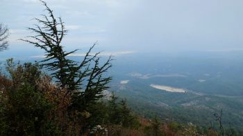 Vue depuis le nord de la chapelle. En contrebas, le barrage de Bimont presque vide