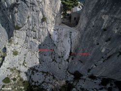 La photo d'Edikom permet de situer les deux grottes